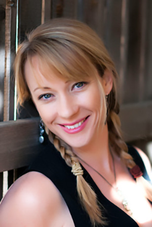 Jena Carpenter as Aishe in The Accursed