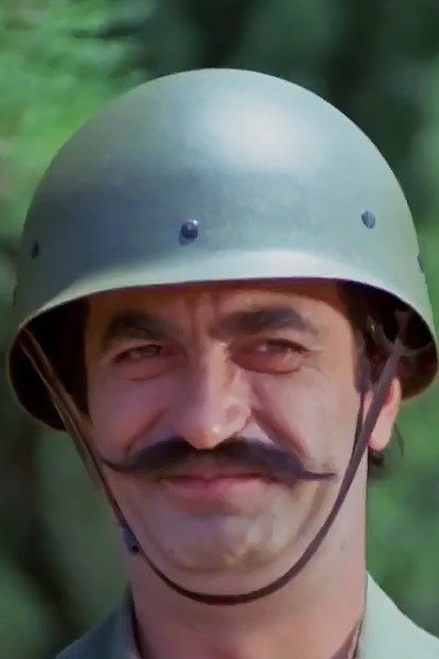 Πάρις Λαμπράκος as shoeblack in Iron Lady