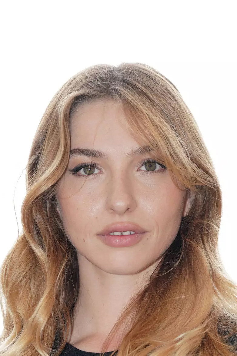 Marie Colomb as Eloïse Boissel in Phoenix