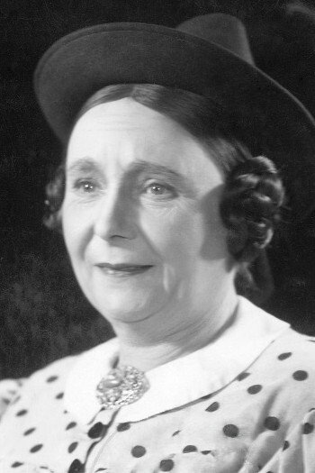 Marie Blažková as profesorova žena in Stříbrná oblaka