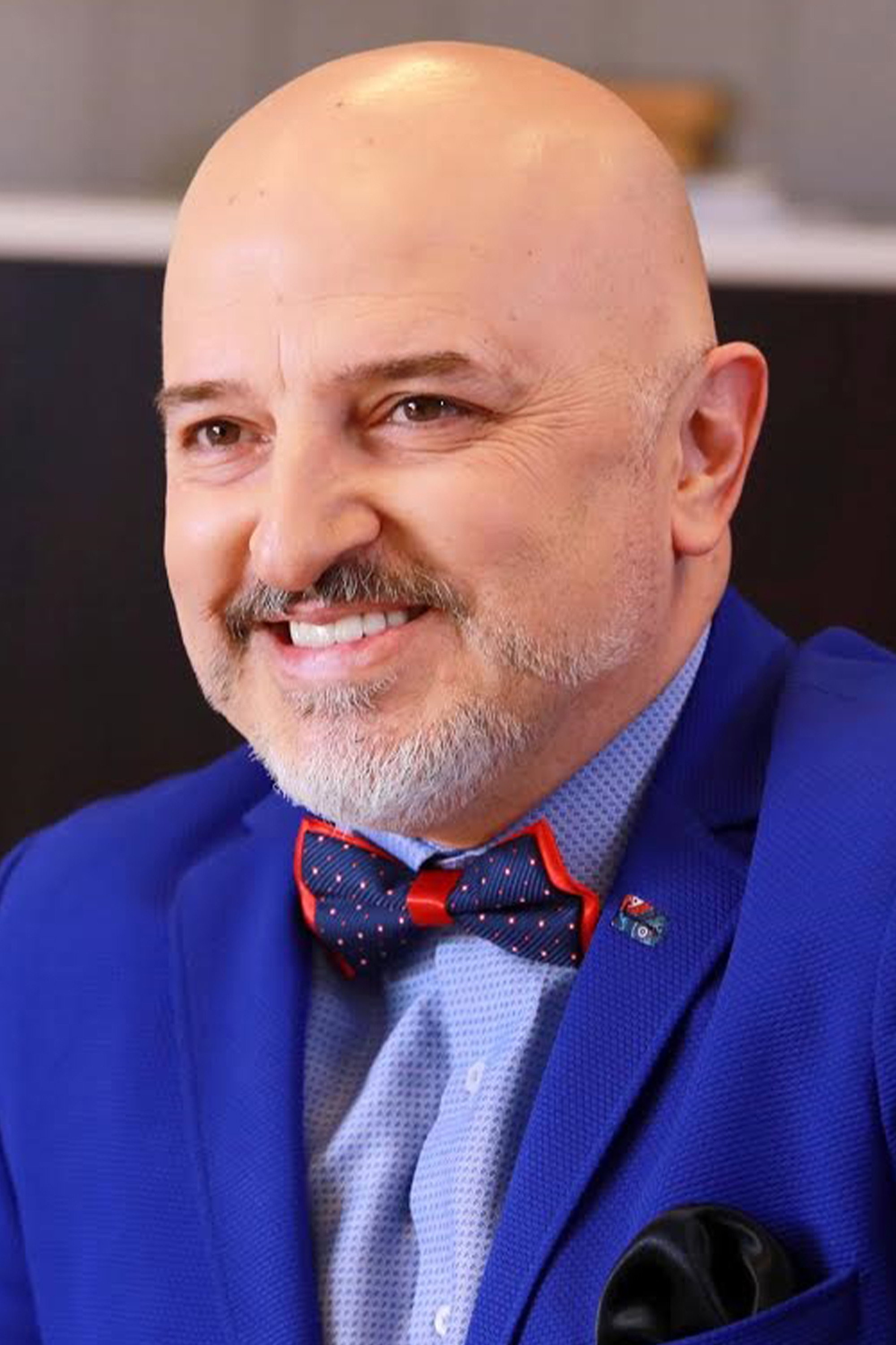Yavuz Seçkin as Sunucu in Benden Bu Kadar