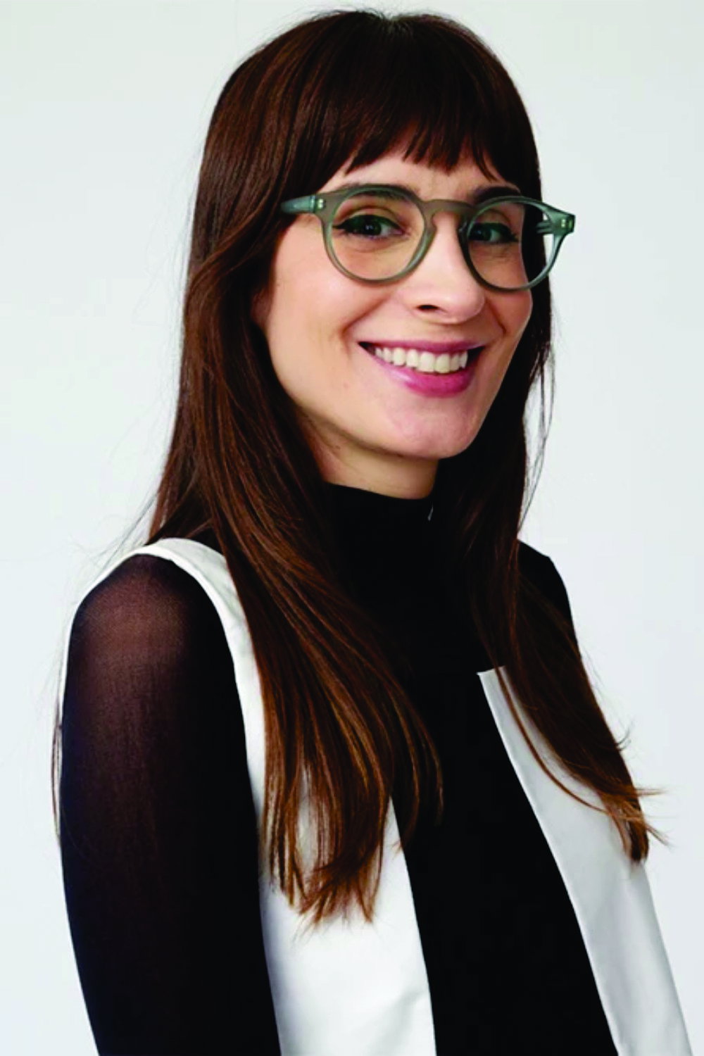 Camila Fremder as Ariel in No Espaço Entre Nós