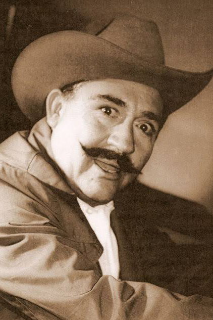 Pedro D'Aguillón as Señor cura in El Siete de Copas