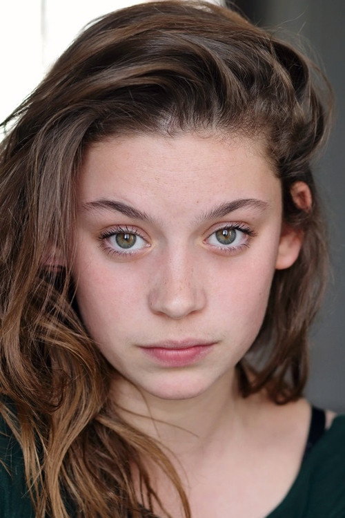 Mara Taquin as Alma in Toutes les deux