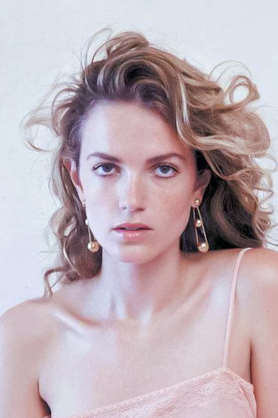 Elektra Jansson-Kilbey as Lisa Carter in Shantaram