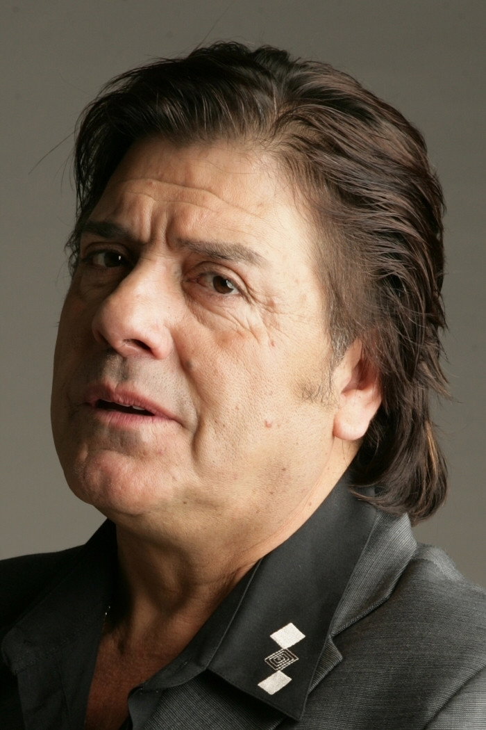 Zalo Reyes as Self - Chilean singer in Ángeles Negros