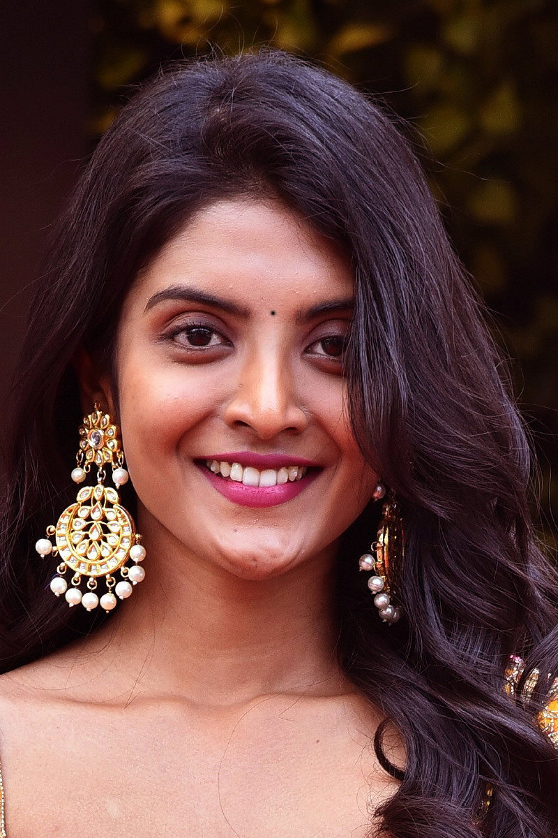 Nivedhithaa Sathish as Keerthana Sargunam in Udanpirappe