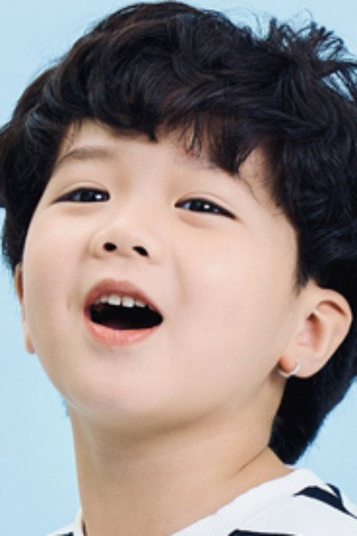 Gia Nghĩa as Long in Suddenly Happy Family