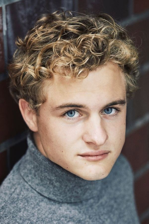Justus Czaja as Putzmännchen / Stefan in Das Märchen vom goldenen Taler