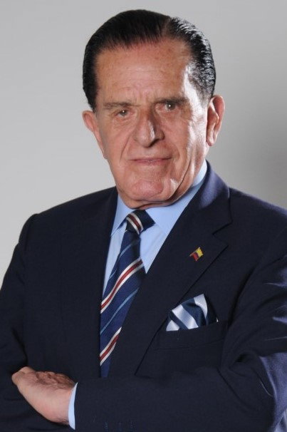 Hugo Patiño as Papá Johana in FBI: Feos, bobos e ingenuos