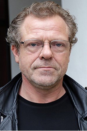 Dariusz Siastacz as Złomiarz in Zero_jeden_zero