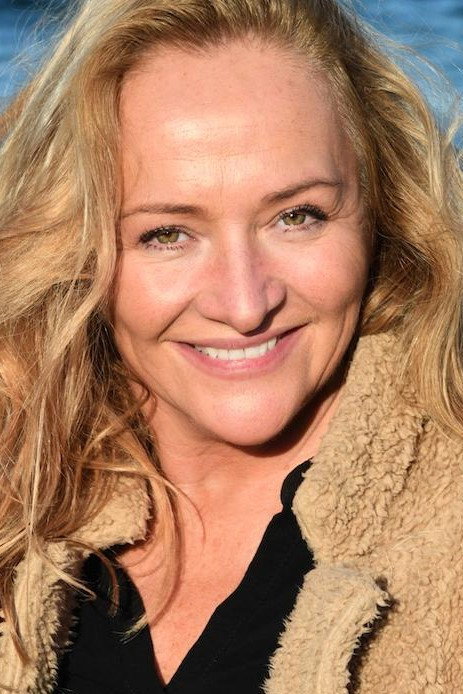 Carmen Molinar as Frau Balzer in Ein schrecklich reiches Paar