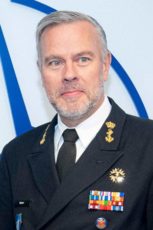 Rob Bauer as Self  : Amiral & Président du comité militaire de L’OTAN (2021-2025) in La Guerre, Donald Trump et nous : 2025, l'année de tous les dangers