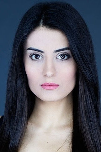 Emel Dede as Leyla in Sevda Kuşun Kanadında