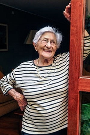 Élide Brero as Doña María Santander Vda. de Mendoza y Rivero in Luz María