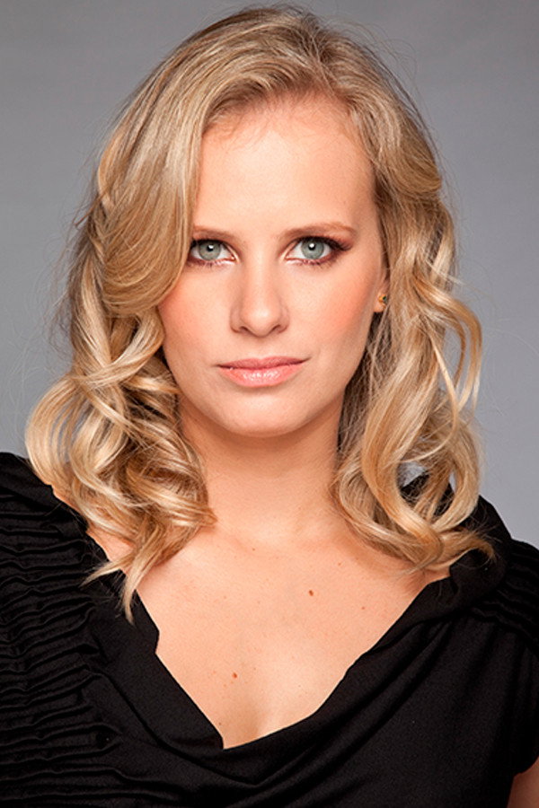 Rossana Fernández-Maldonado as Beatriz de Linares in La Traición