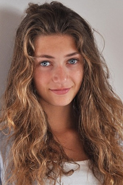 Luna Aglat as Esther in Trash