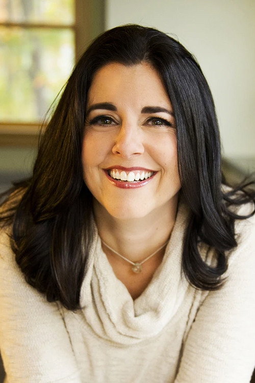 Caroline McCann as Self - Host in Manger allégé, c'est facile