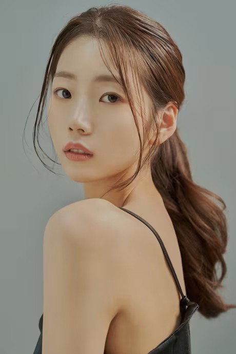Lee Sol Ip as Hye-joo in Cherry Blossoms After Winter