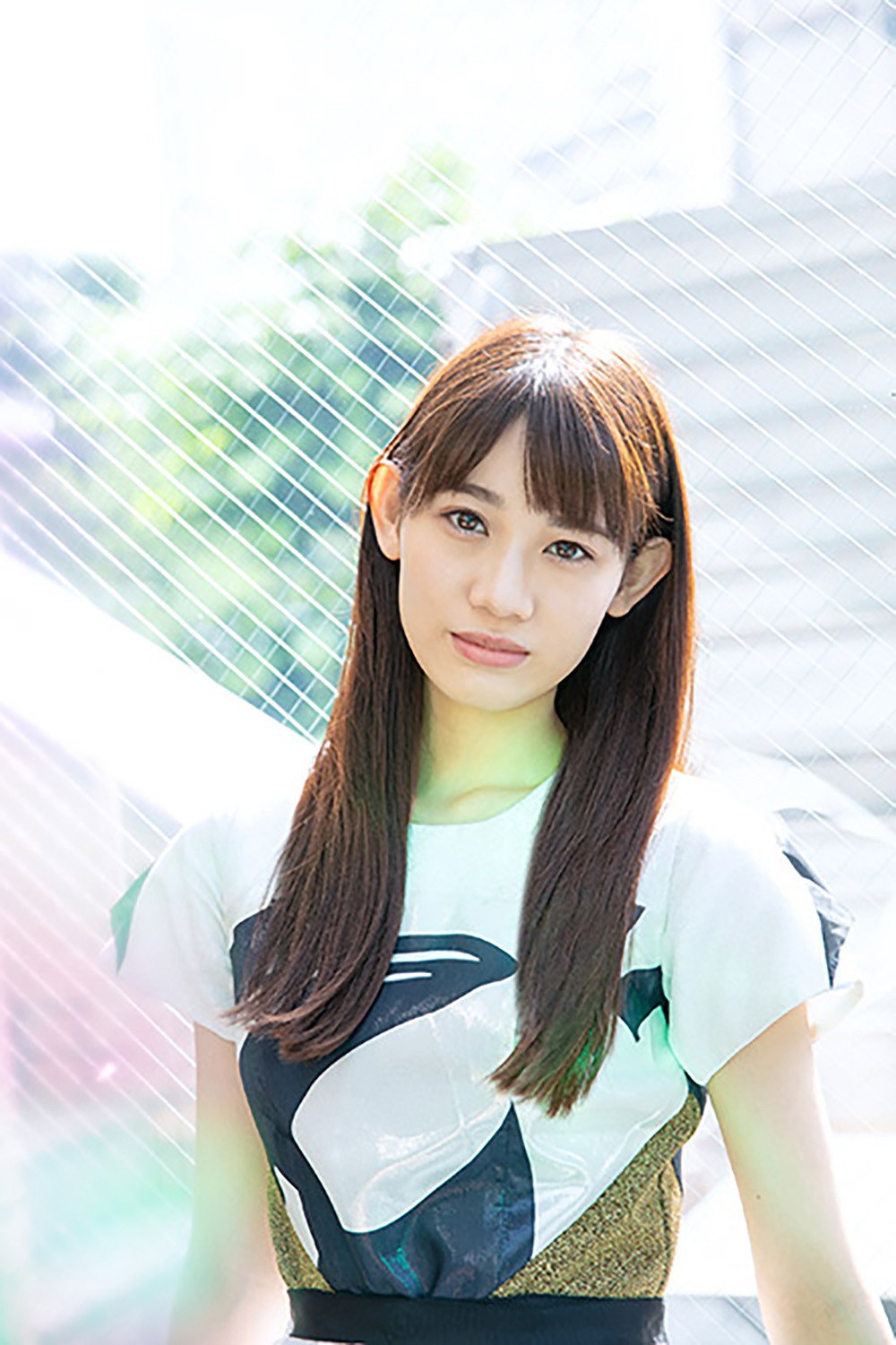 秋本帆華 as Miko Karakida in Girls of the Thirteenth Month
