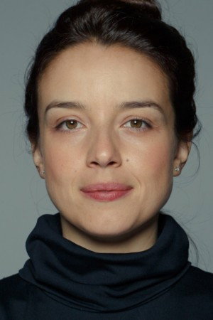 Juliana Pina as Maria/ María in Não Temas
