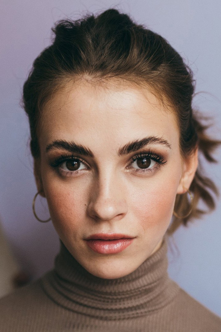 Sára Rychlíková as Monika 'Mona' Fiedlerová in Dobré zprávy