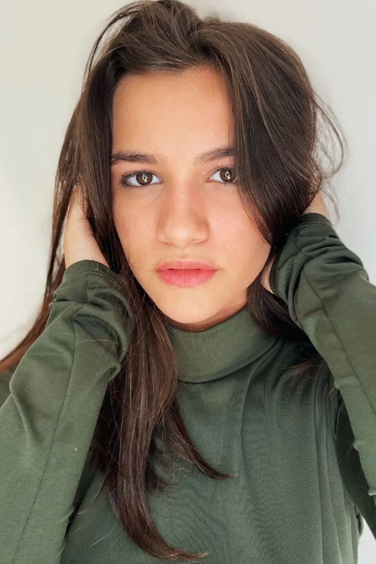 Ana Eliza Chaves as Kelly in O Vazio de Domingo à Tarde