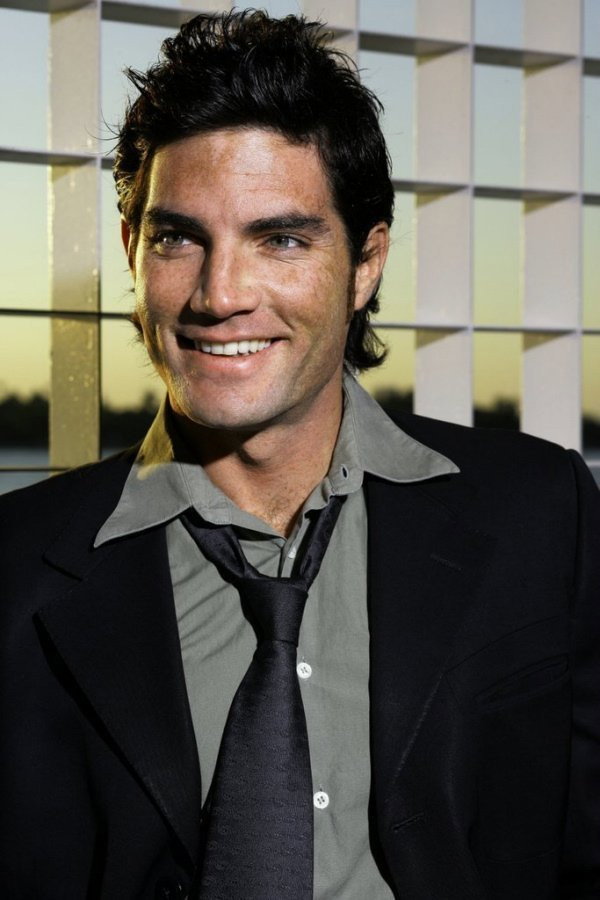 Víctor González as Julián in La Duda