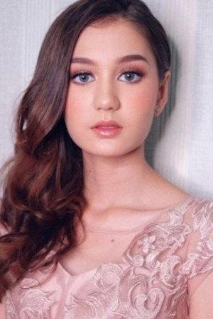 Zoe Abbas Jackson as Dinda in #MalamJumat the Movie