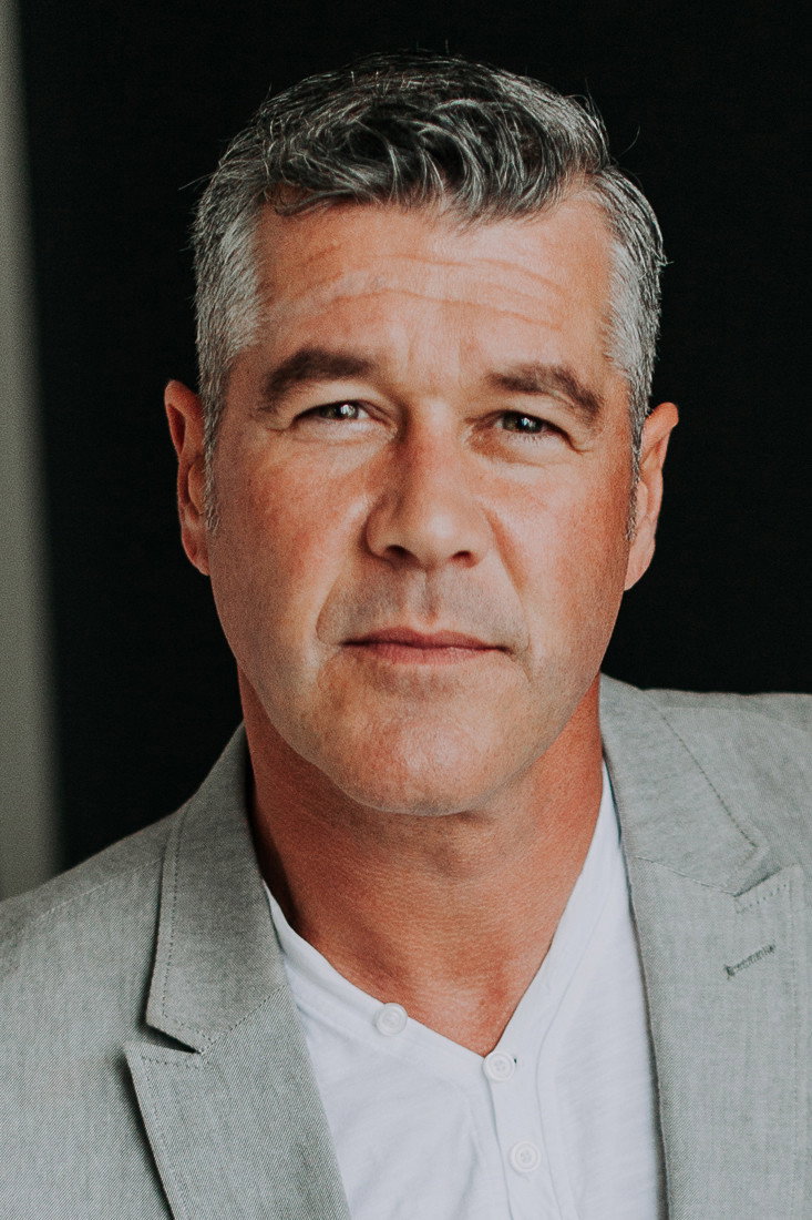 Emmanuel Auger as Homme en noir barbichette in La dernière incarnation