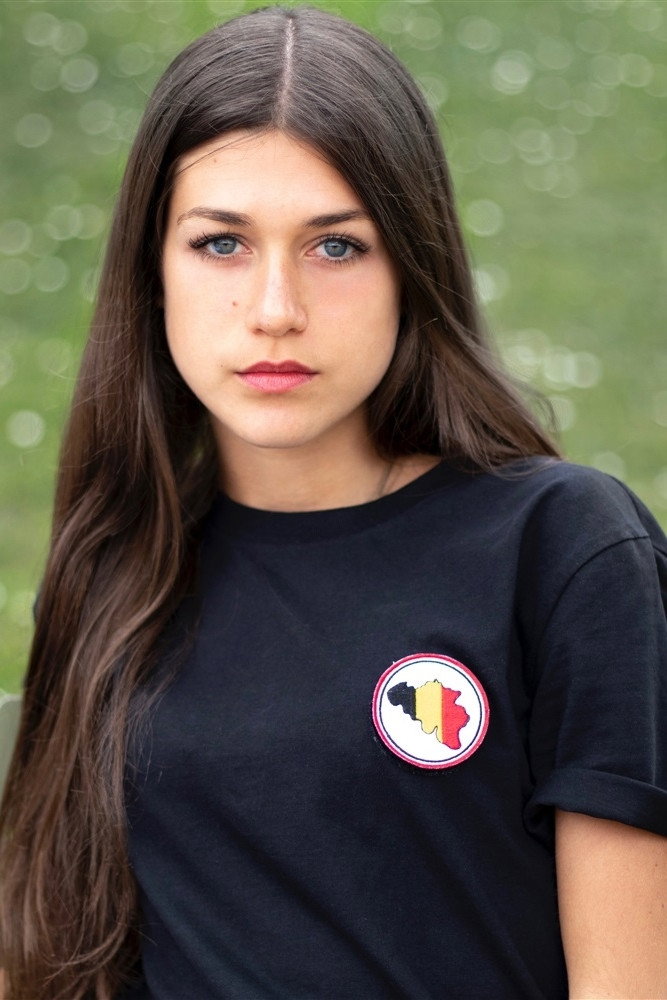 Lucille Guillaume as Julia in MadS