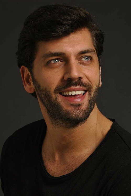 Can Nergis as Bülent Işık in Kağıt Ev