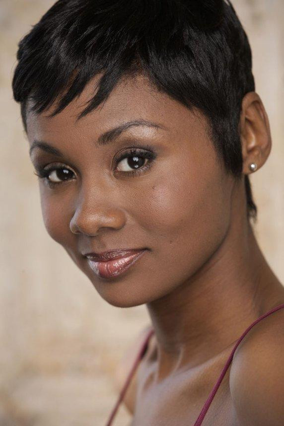 Emayatzy Corinealdi as Kira in The Invitation