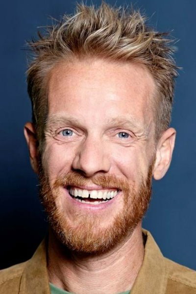 Tobias Hansen as Vært in Kender du typen
