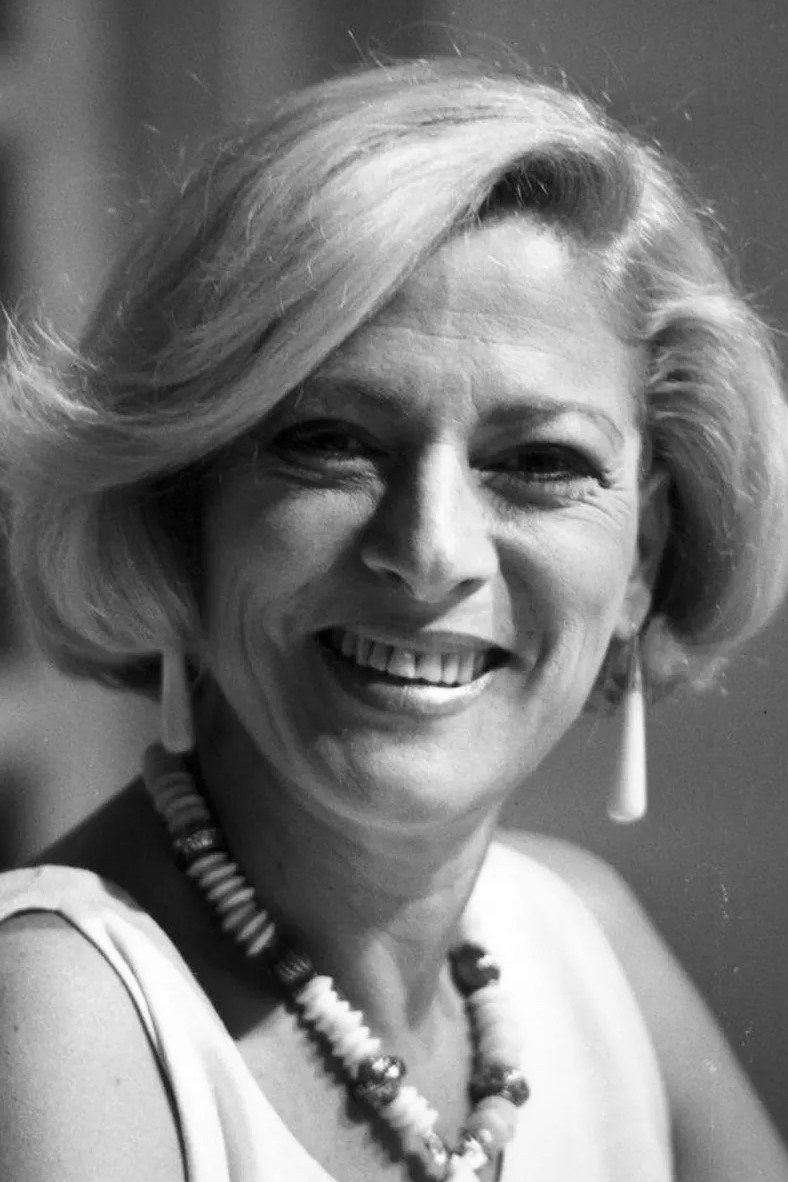 Anilza Leoni as Léa in Vai Que é Mole