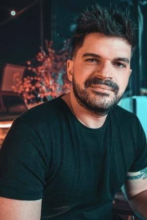 Rodrigo Magal as Fantasma in Funerária