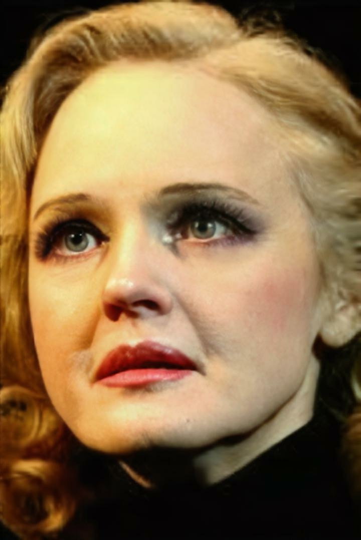 Елена Сотникова as Она in The Last Moons