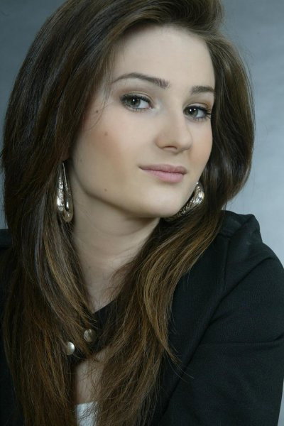 Fortesa Hoti as Roxana Nilsson in Second Avenue