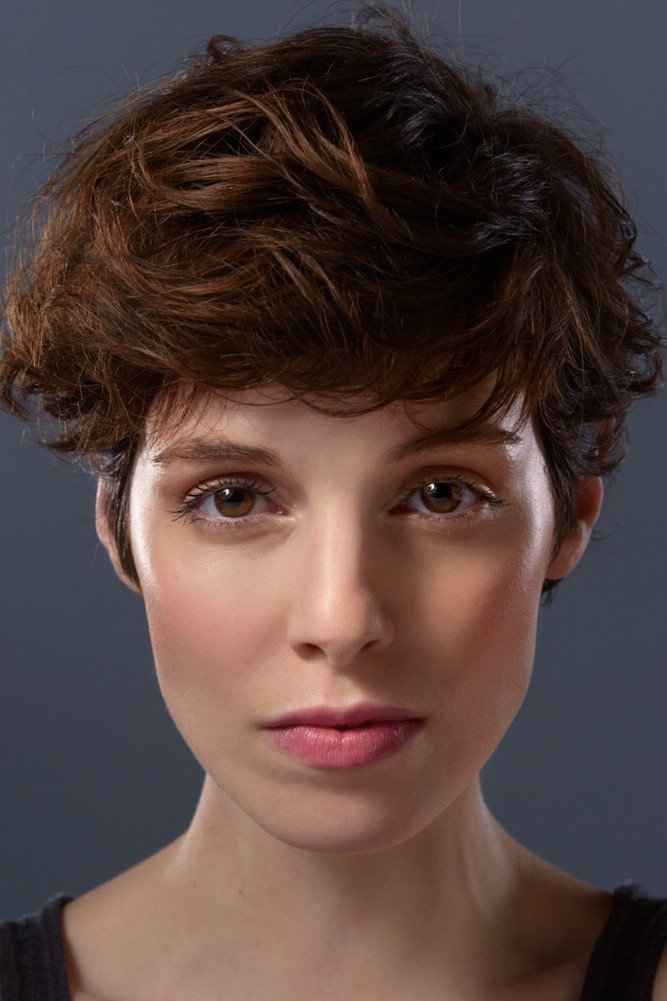 Joana Africano as Sara in Km 224