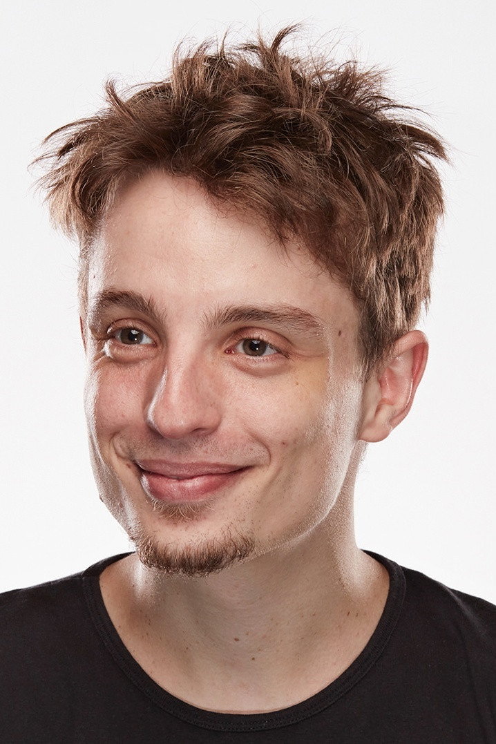 Mateus Almada as Martin in Seashore