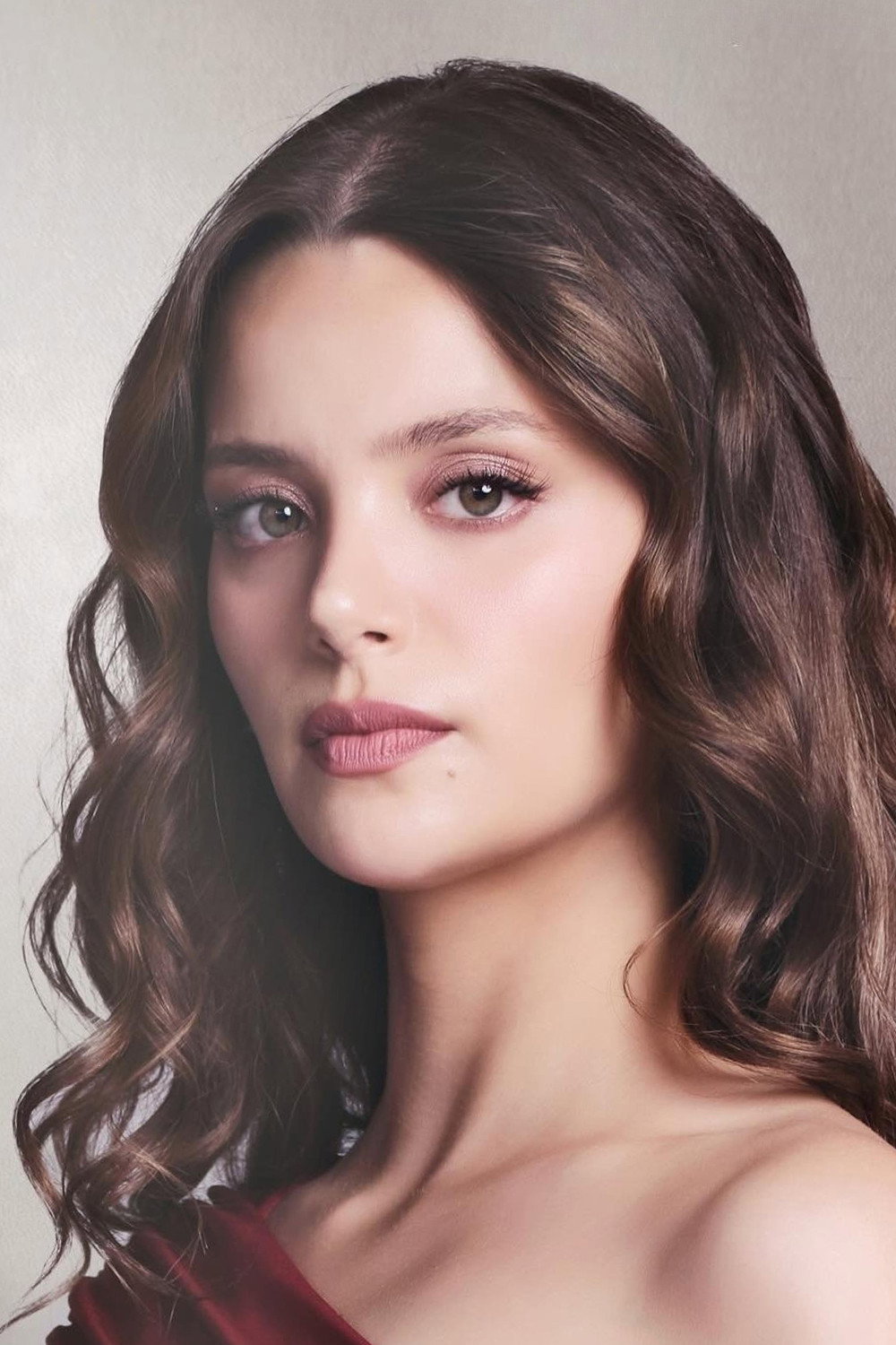 Leyla Tanlar as Lia in Early Winter