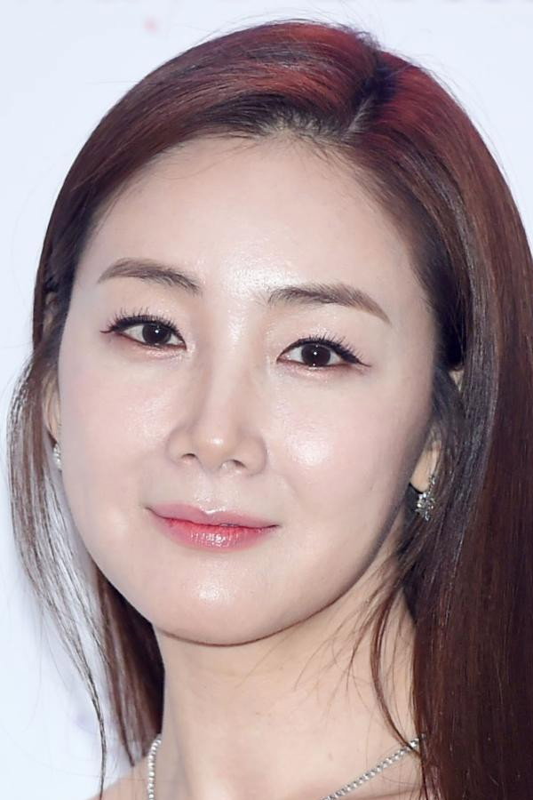 최지우 as Cha Geum-Joo in Woman with a Suitcase