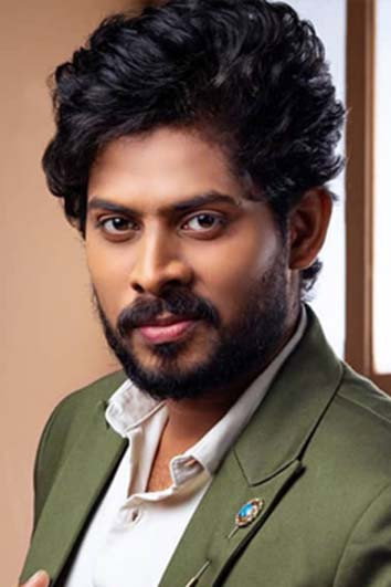 Muthazhagan Dhrona as Raghav in Marakkuma Nenjam