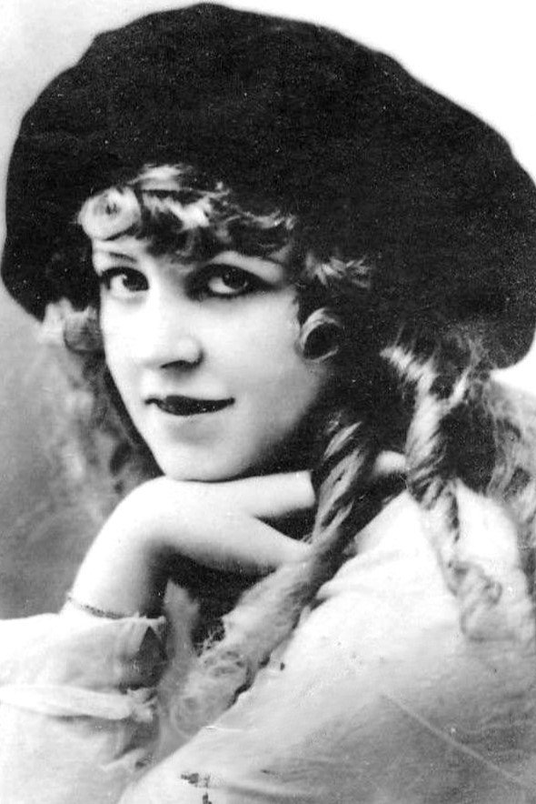 Alma Hanlon as Hester in Gold and the Woman