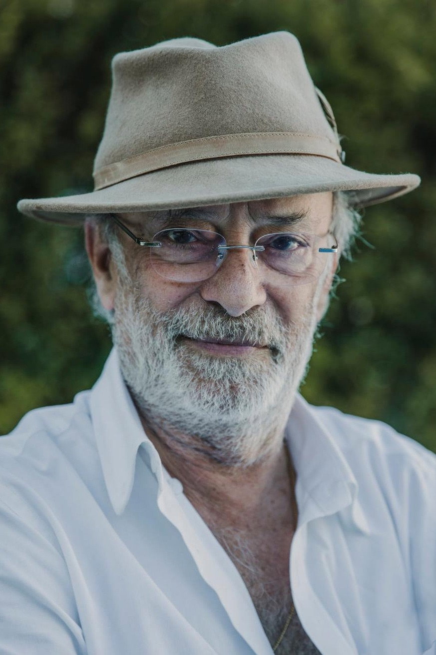 Vítor Espadinha as Luís Malhão in Hotel Cinco Estrelas