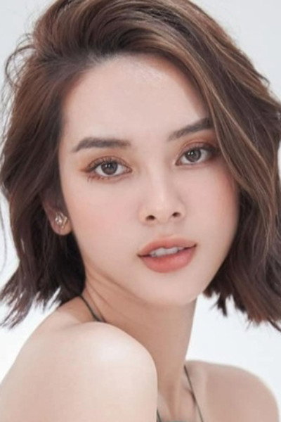 Quỳnh Lương as Hoài in Lối Nhỏ Vào Đời