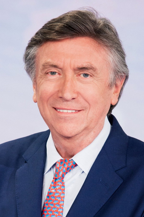 Jacques Legros as Host in Plein les yeux