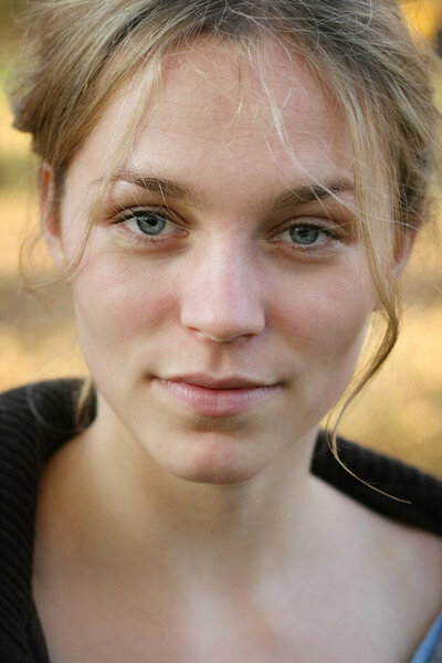 Franziska Wulf as Nolwenn in Kommissar Dupin – Bretonische Sehnsucht