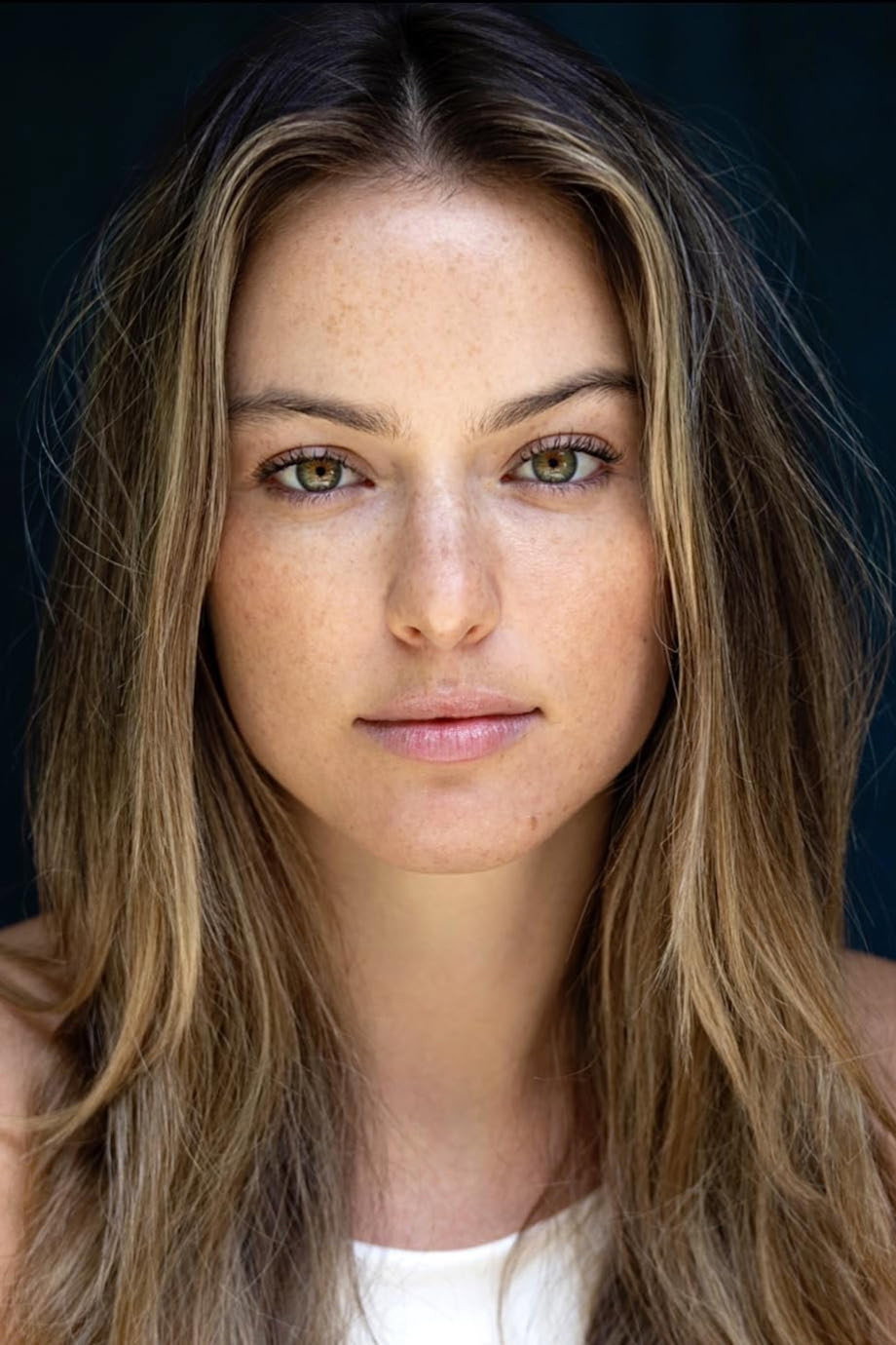Stefanie Yunger as Young Woman at Restaurant in Till Death