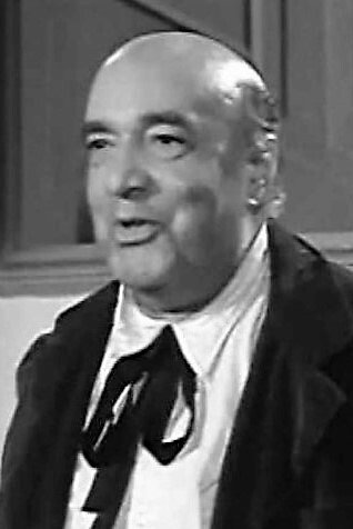 José María Oviés as Comisario Mendoza in La ruta de los narcóticos